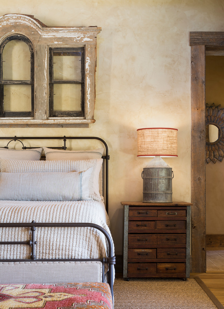 Diseño de dormitorio campestre con paredes beige