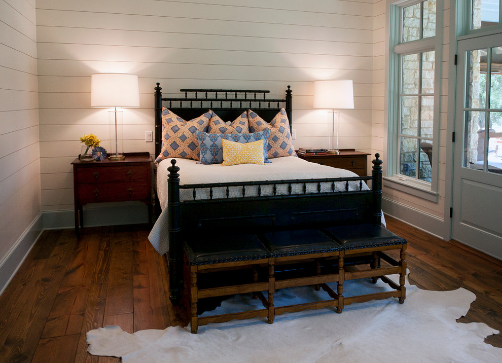 Diseño de dormitorio campestre con paredes beige, suelo de madera oscura y suelo marrón
