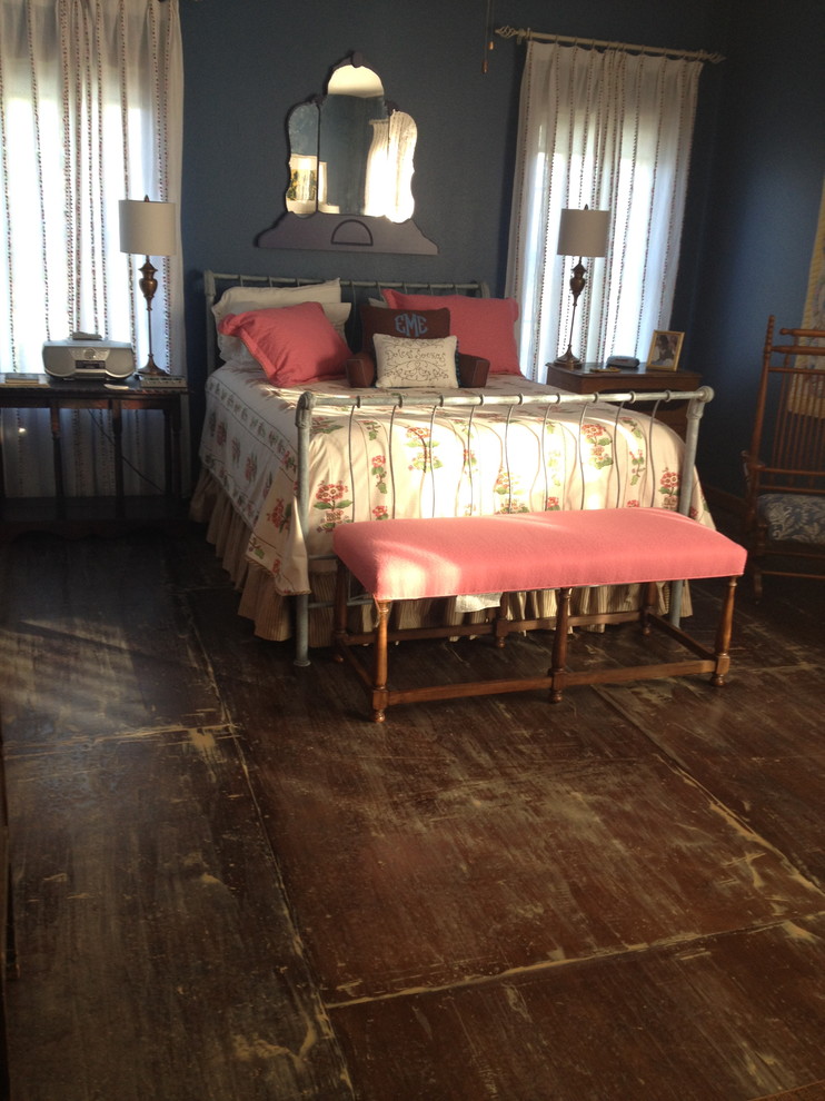 Bedroom - cottage plywood floor bedroom idea in Dallas