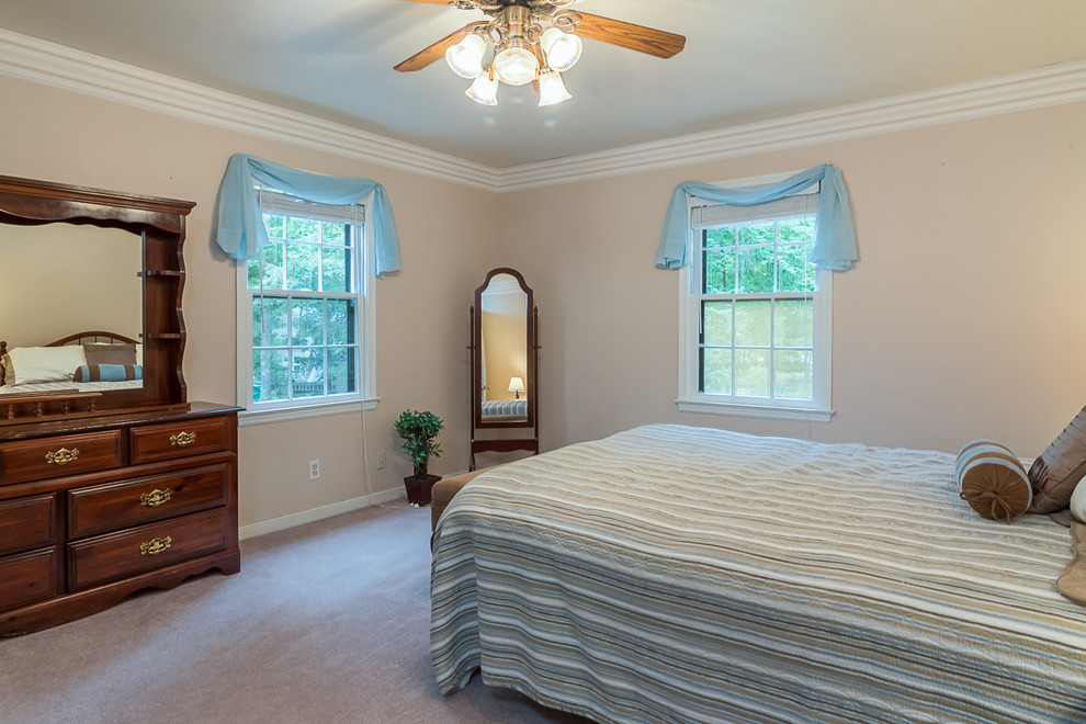 Example of a classic bedroom design in Richmond