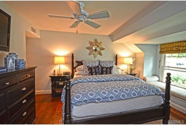 Идея дизайна: хозяйская спальня среднего размера в морском стиле с синими стенами и паркетным полом среднего тона