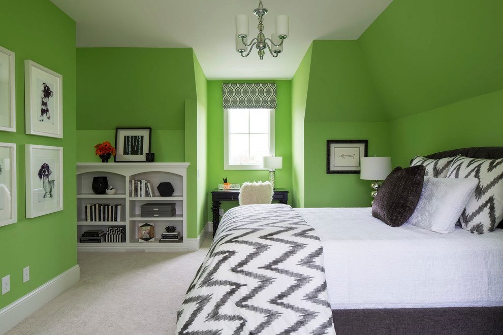 Klassisches Gästezimmer ohne Kamin mit grüner Wandfarbe und Teppichboden in Minneapolis