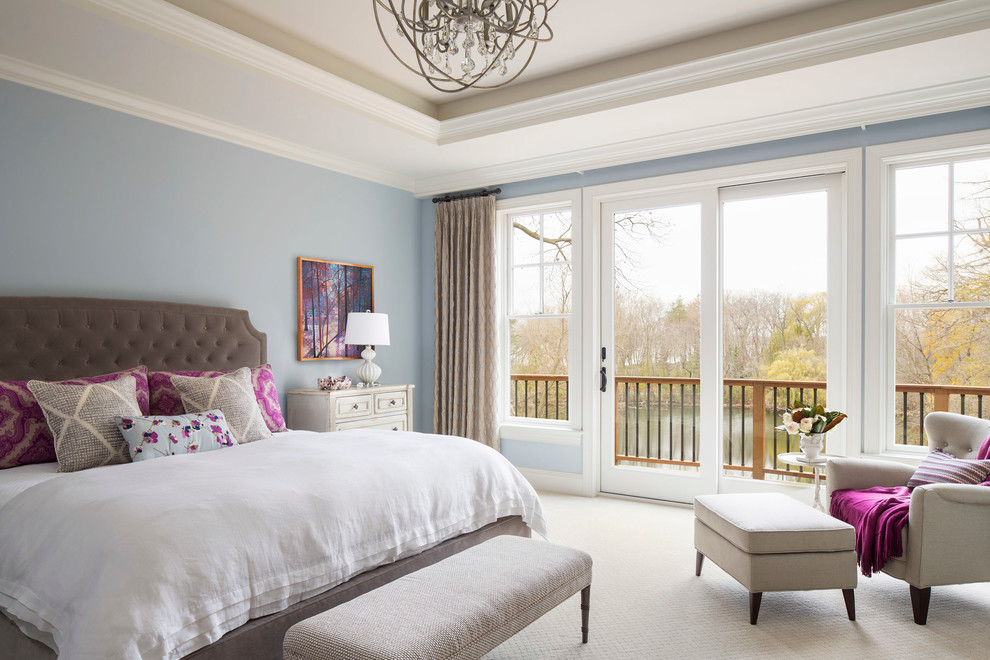 Источник вдохновения для домашнего уюта: хозяйская спальня в стиле неоклассика (современная классика) с синими стенами и ковровым покрытием