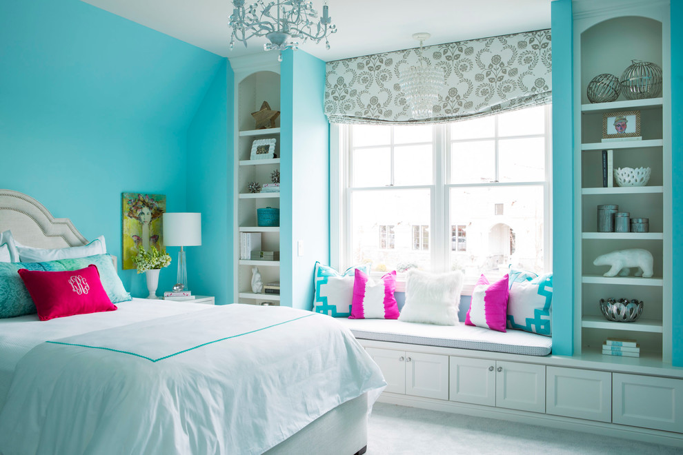 Источник вдохновения для домашнего уюта: гостевая спальня (комната для гостей) в стиле неоклассика (современная классика) с синими стенами и ковровым покрытием