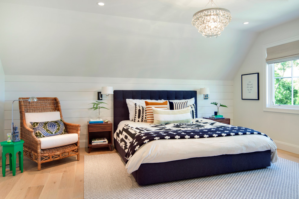 ミネアポリスにあるカントリー風のおしゃれな寝室 (白い壁、淡色無垢フローリング、ベッド下のラグ)