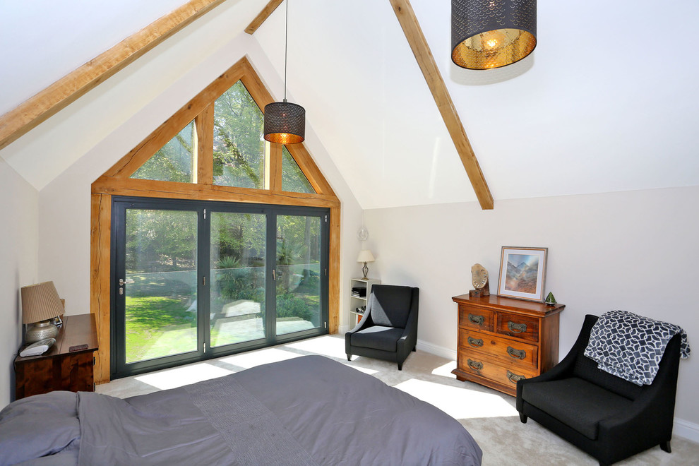 Country Schlafzimmer mit grauer Wandfarbe, Teppichboden und grauem Boden in Berkshire