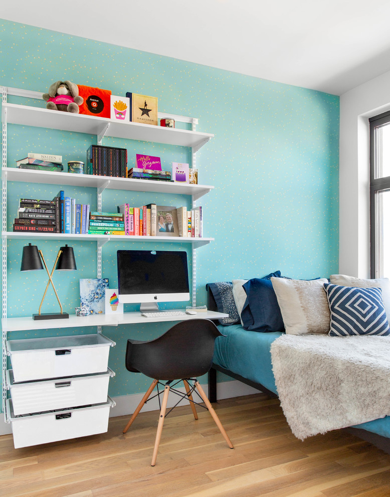 Kleines Modernes Hauptschlafzimmer ohne Kamin mit blauer Wandfarbe, braunem Holzboden und braunem Boden in New York