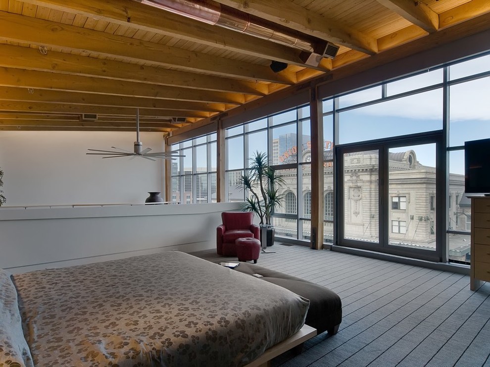 Foto di una camera da letto stile loft industriale con pareti bianche e nessun camino