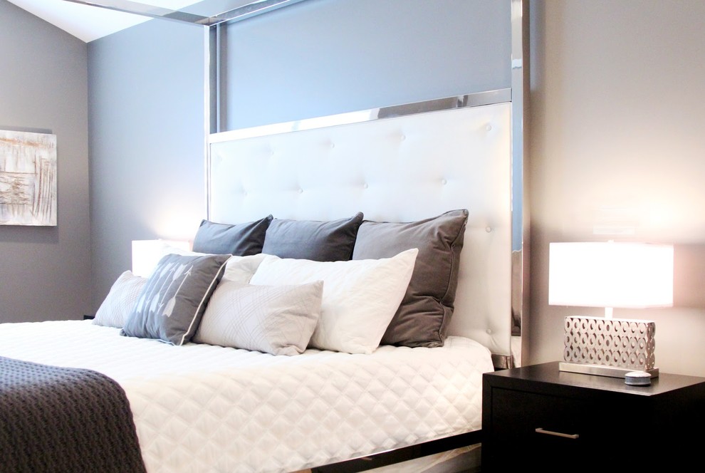 Foto de dormitorio principal contemporáneo de tamaño medio con paredes grises y moqueta