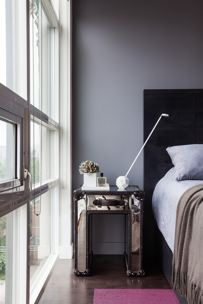Imagen de dormitorio principal minimalista de tamaño medio con paredes grises y suelo de madera oscura
