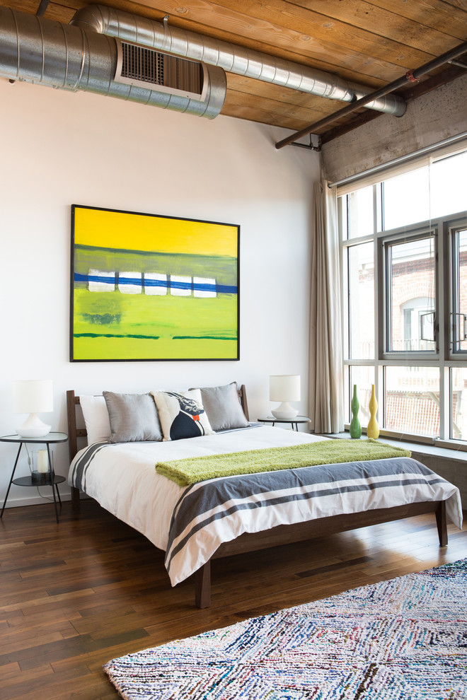 Diseño de dormitorio industrial con paredes blancas y suelo de madera en tonos medios