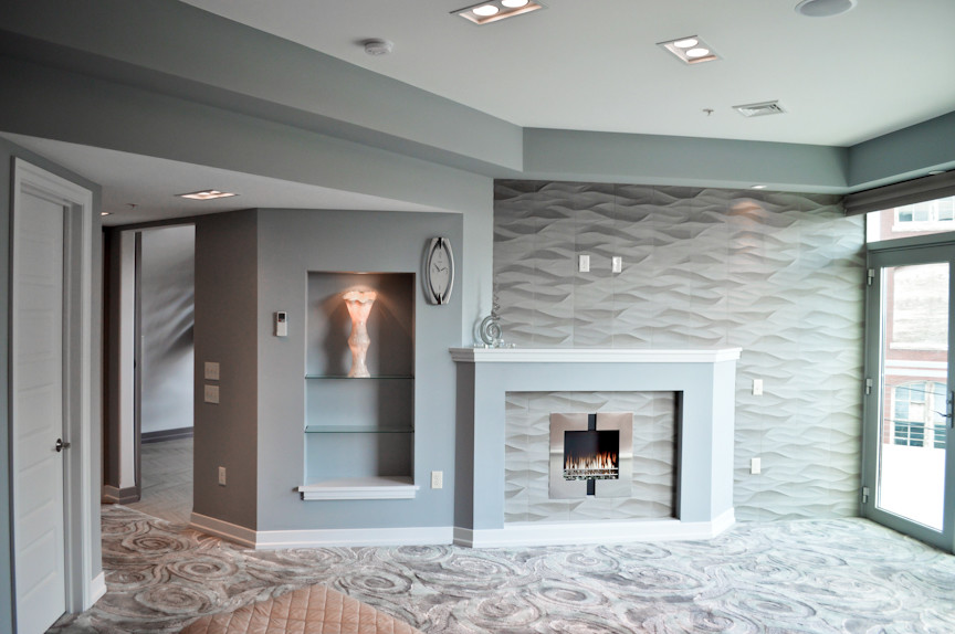Idée de décoration pour une chambre design de taille moyenne avec un mur gris, une cheminée standard et un manteau de cheminée en métal.
