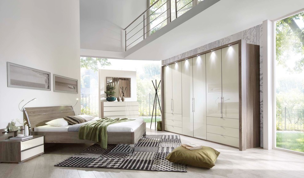 Ispirazione per una grande camera da letto stile loft minimalista con pareti bianche, pavimento con piastrelle in ceramica, nessun camino e pavimento beige