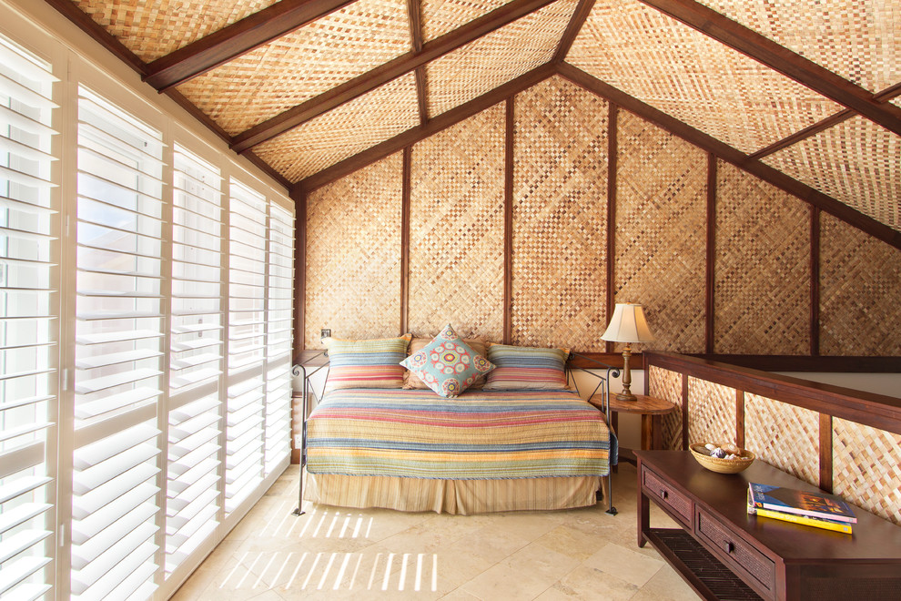 Esempio di una camera da letto stile loft tropicale con pavimento con piastrelle in ceramica