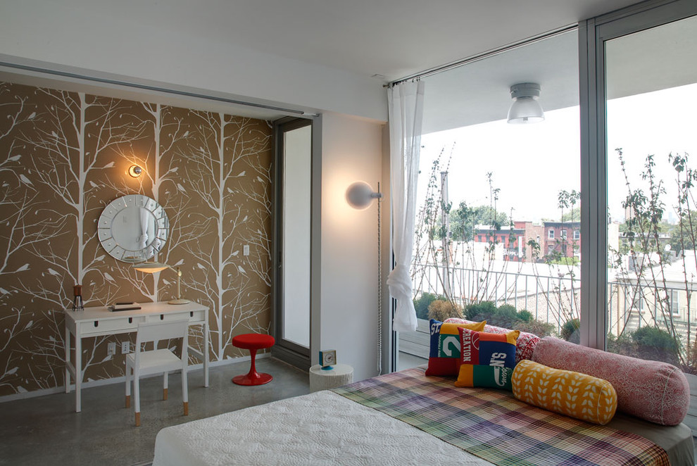 Modelo de dormitorio actual con paredes multicolor y suelo de cemento