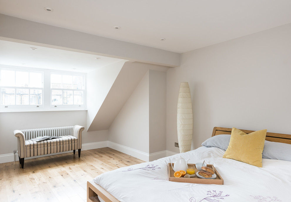 Стильный дизайн: гостевая спальня среднего размера, (комната для гостей) в викторианском стиле с серыми стенами, паркетным полом среднего тона и желтым полом - последний тренд