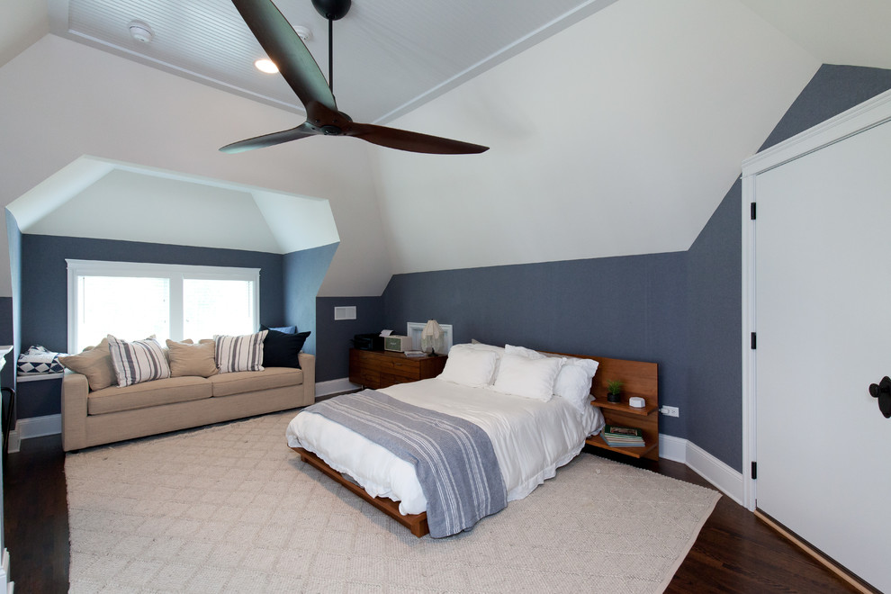 Mittelgroßes Country Schlafzimmer im Loft-Style mit dunklem Holzboden, braunem Boden, blauer Wandfarbe, Holzdielendecke und Tapetenwänden in Chicago