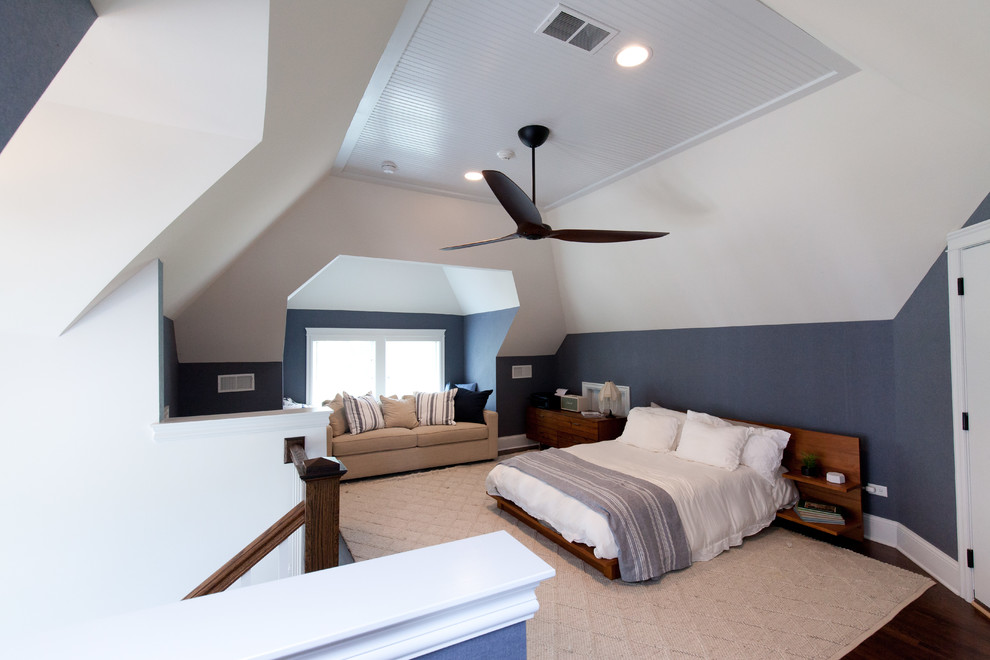 Esempio di una camera da letto stile loft country di medie dimensioni con pareti multicolore, parquet scuro e pavimento marrone