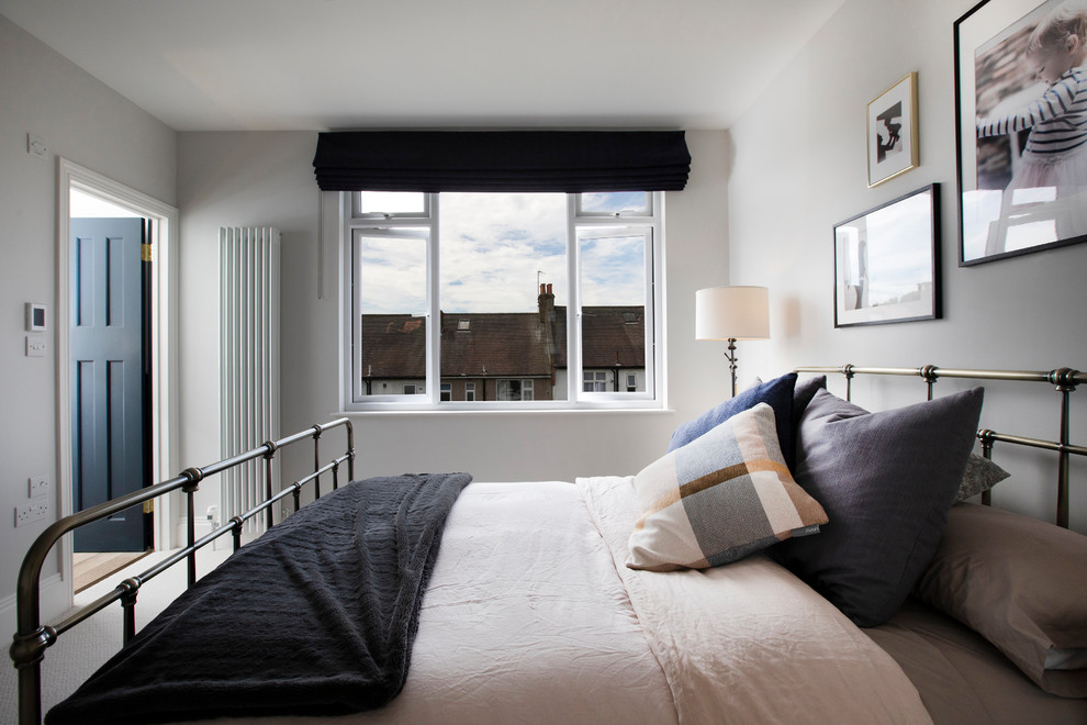 Exemple d'une chambre avec moquette rétro de taille moyenne avec un mur gris et un sol gris.