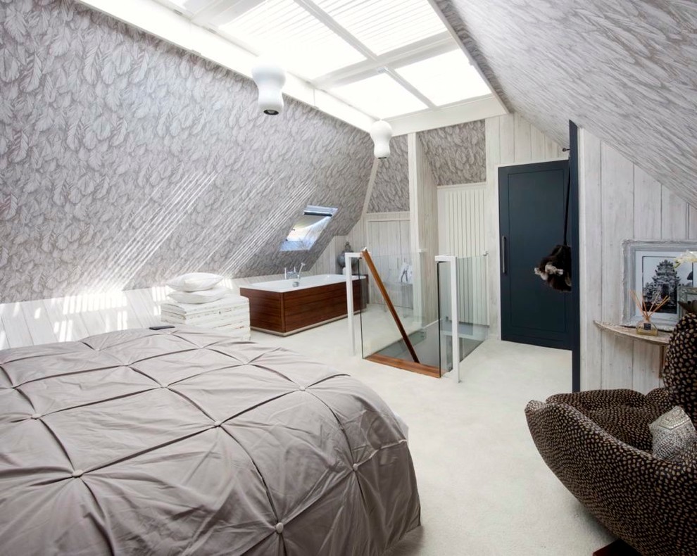 Imagen de dormitorio tipo loft minimalista con paredes grises, moqueta, suelo blanco y techo inclinado