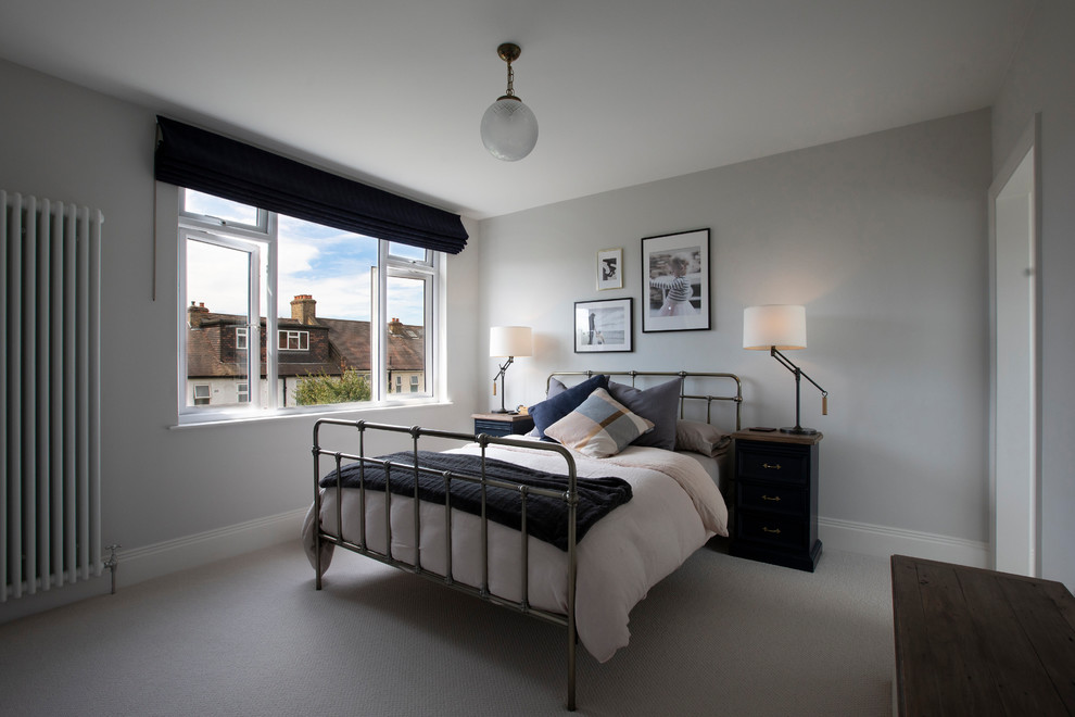 Esempio di una camera da letto chic di medie dimensioni con pareti grigie, moquette e pavimento grigio