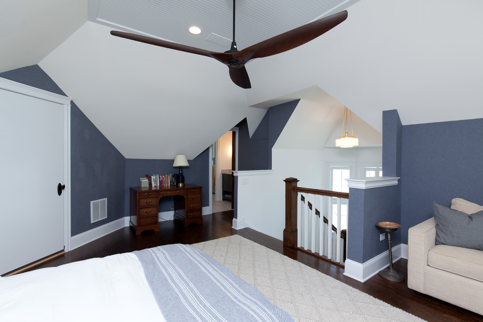 Idéer för ett mellanstort lantligt sovloft, med flerfärgade väggar, mörkt trägolv och brunt golv