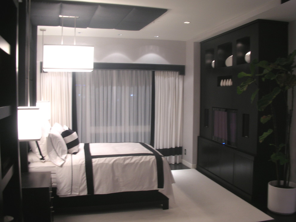 Aménagement d'une grande chambre moderne avec un mur gris et un sol blanc.