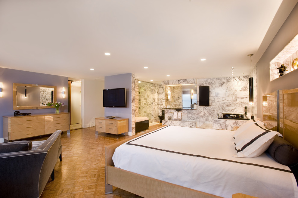 На фото: спальня в современном стиле с фиолетовыми стенами, паркетным полом среднего тона и телевизором с