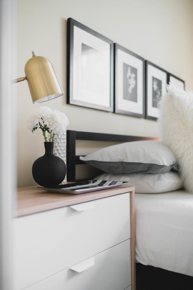 Cette image montre une petite chambre design avec un mur beige et un sol en vinyl.