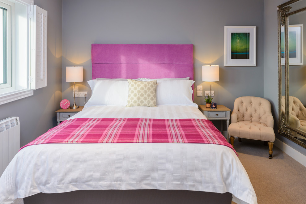 Пример оригинального дизайна: маленькая гостевая спальня (комната для гостей) в стиле фьюжн с серыми стенами, ковровым покрытием и бежевым полом для на участке и в саду