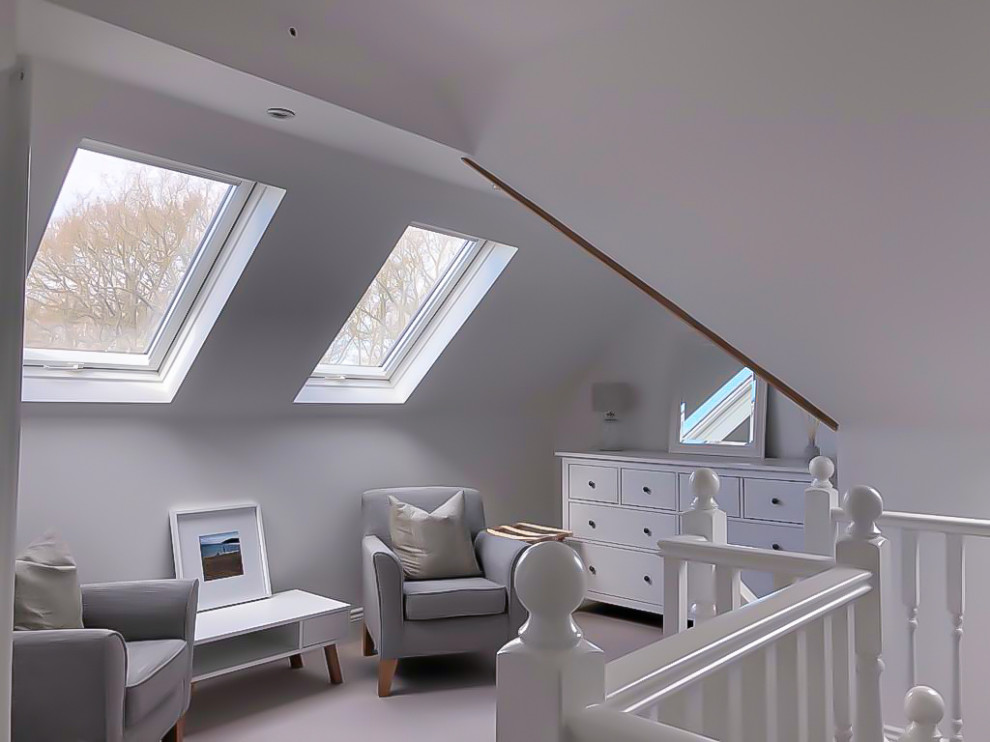 Mittelgroßes Modernes Hauptschlafzimmer mit weißer Wandfarbe, Teppichboden und grauem Boden in Kent