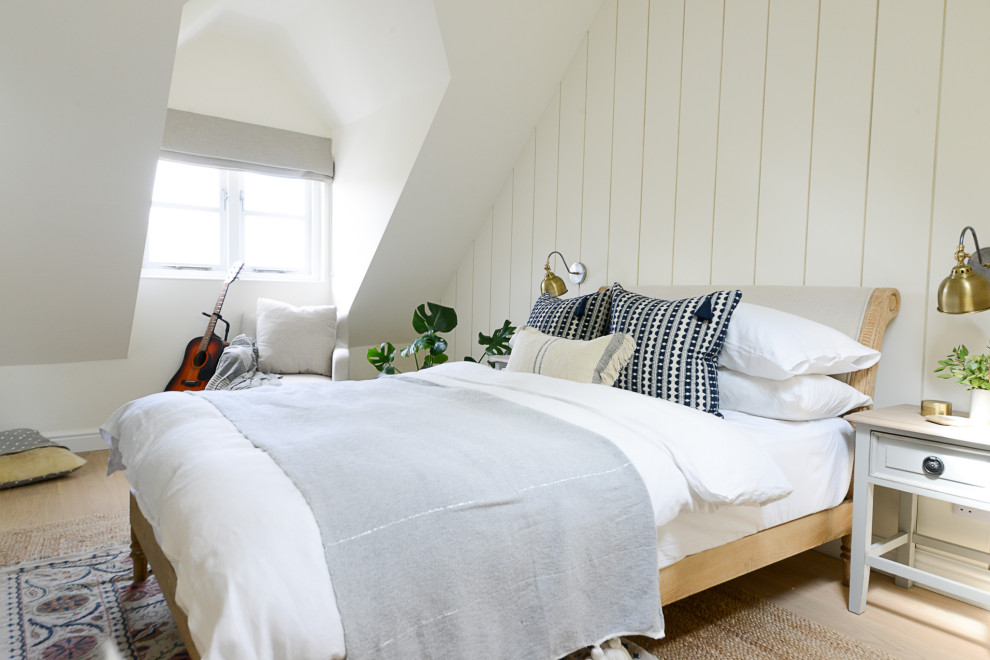 ウエストミッドランズにある中くらいなトランジショナルスタイルのおしゃれな主寝室 (淡色無垢フローリング、グレーの壁、ベージュの床、塗装板張りの壁)