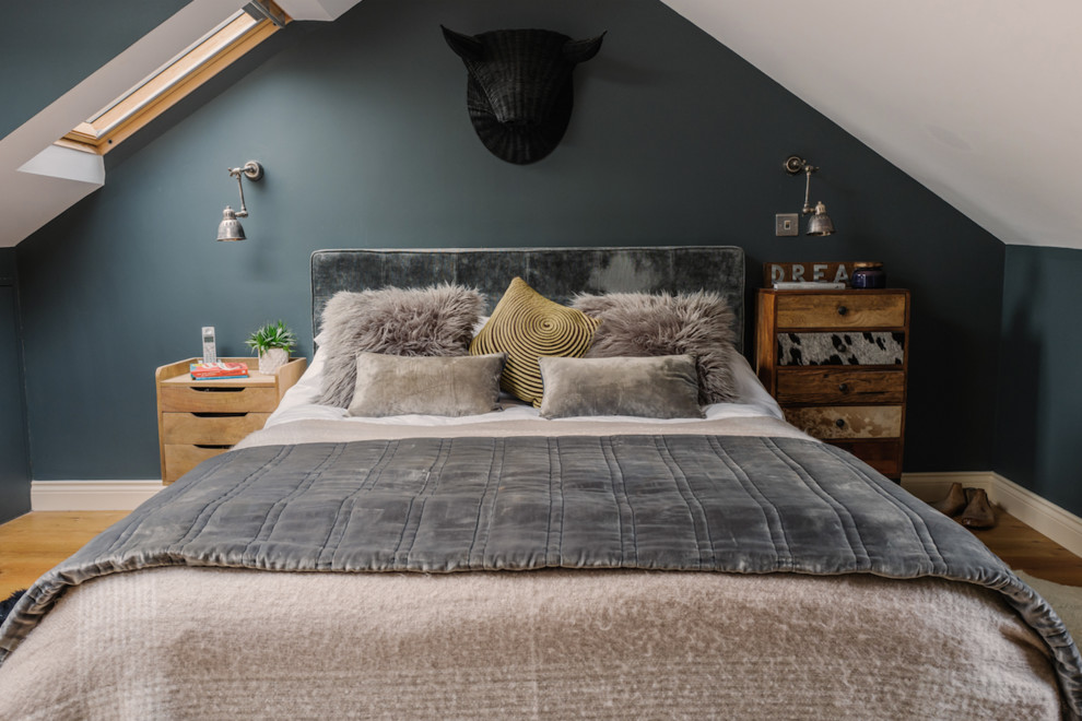 Landhausstil Schlafzimmer im Dachboden mit blauer Wandfarbe und braunem Holzboden in Essex