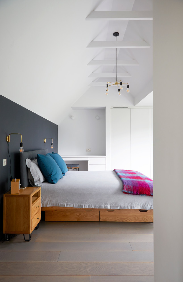 ロンドンにあるコンテンポラリースタイルのおしゃれな寝室 (白い壁、濃色無垢フローリング、茶色い床)