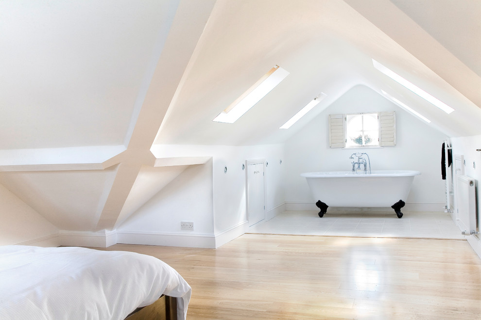 他の地域にあるトランジショナルスタイルのおしゃれな寝室 (勾配天井)