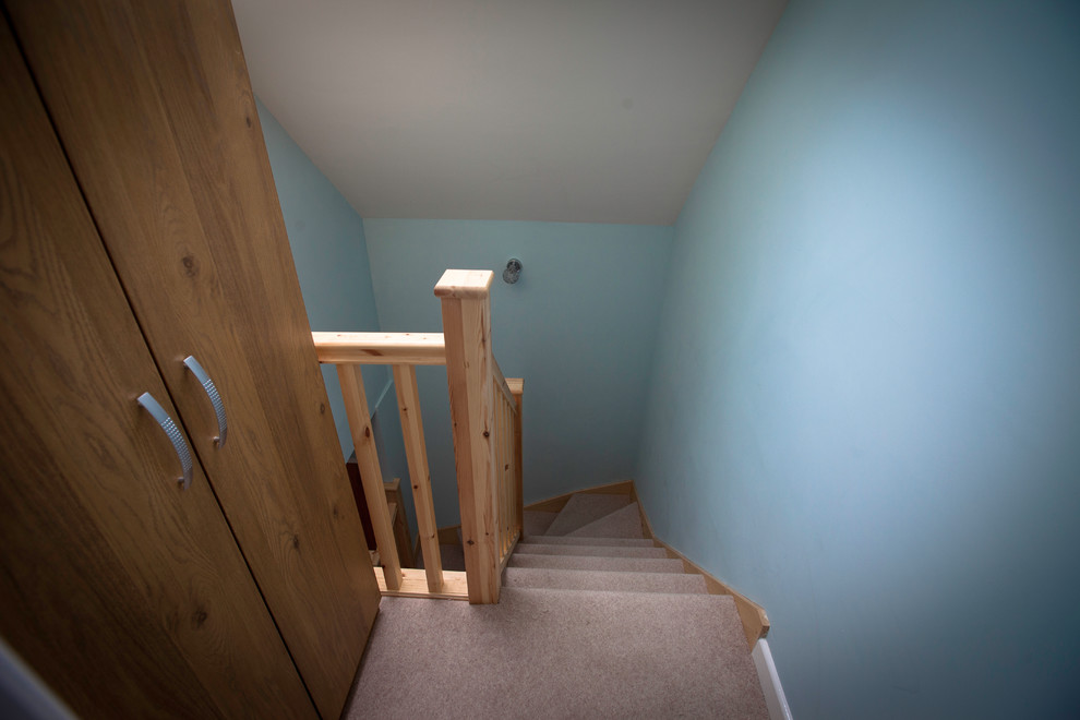 Cette photo montre une chambre moderne avec un mur bleu et un sol beige.