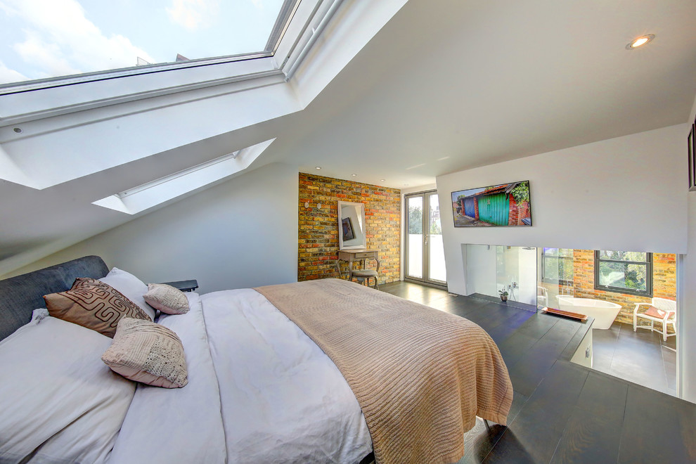 Foto de dormitorio televisión contemporáneo sin chimenea con paredes blancas, suelo de madera oscura y techo inclinado