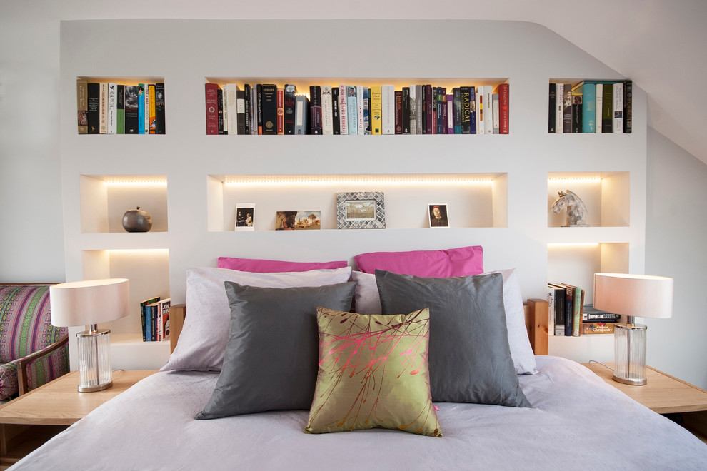 ロンドンにあるコンテンポラリースタイルのおしゃれな寝室 (グレーの壁、照明)