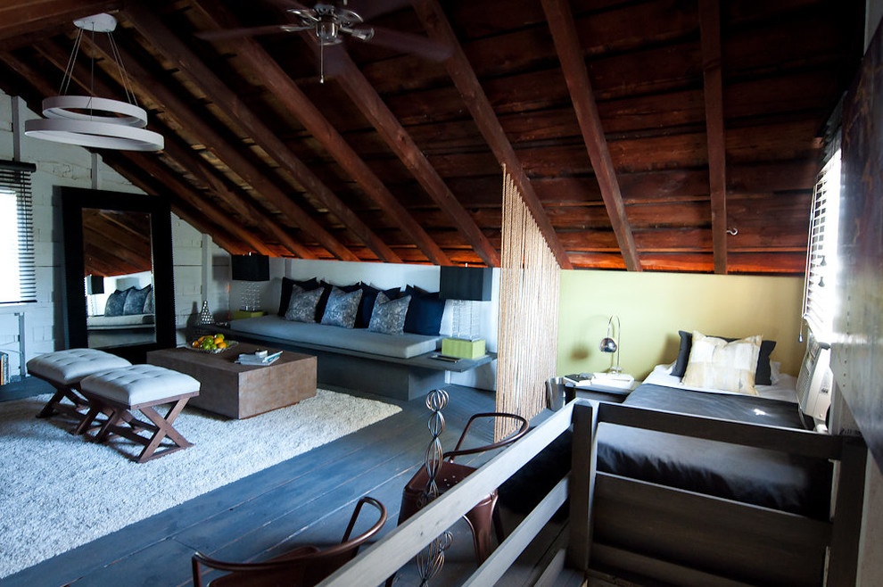 Diseño de dormitorio tipo loft moderno grande con paredes multicolor y suelo de madera oscura