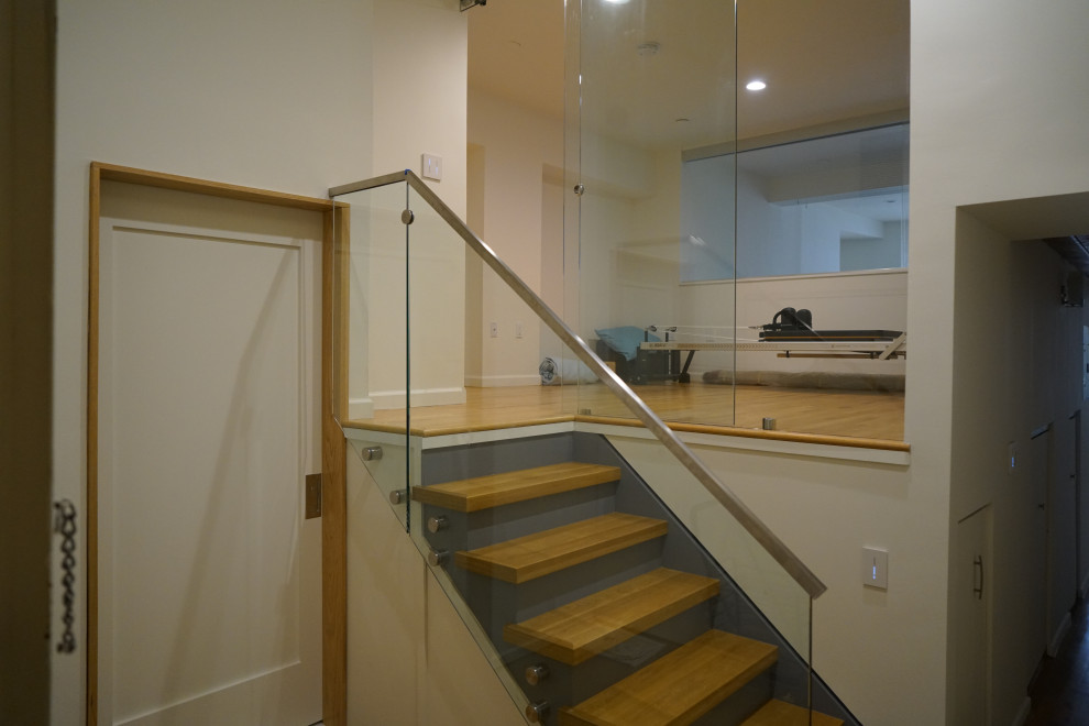 Стильный дизайн: лестница среднего размера в стиле модернизм - последний тренд