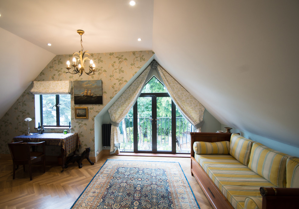 Idee per una camera degli ospiti stile americano di medie dimensioni con pareti multicolore, pavimento in vinile e pavimento marrone