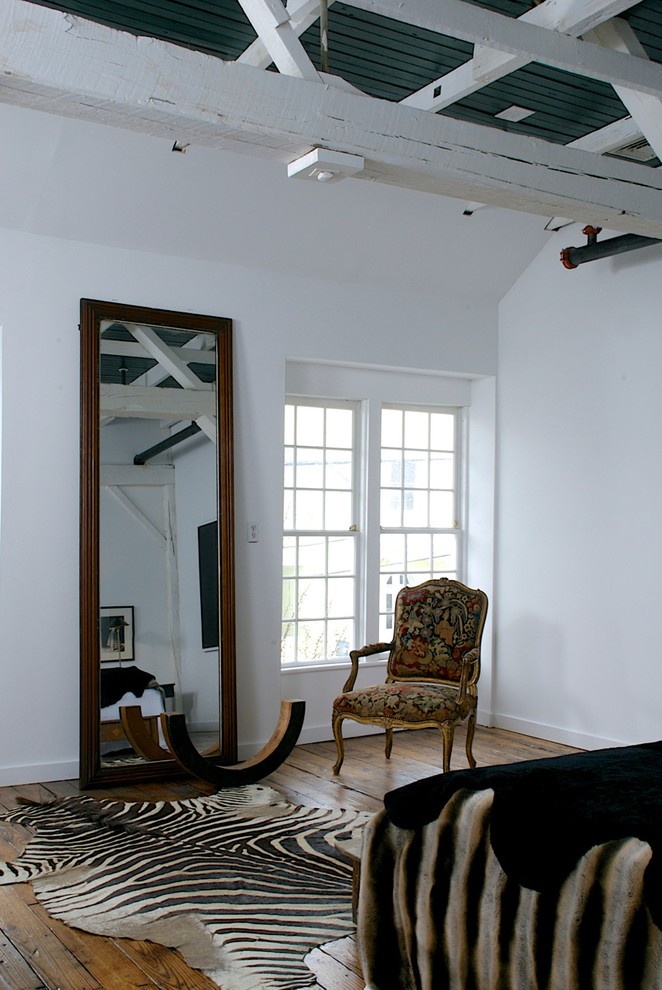Foto de dormitorio principal bohemio grande sin chimenea con paredes blancas y suelo de madera en tonos medios