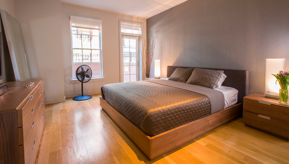 На фото: хозяйская спальня среднего размера в стиле модернизм с белыми стенами и паркетным полом среднего тона с