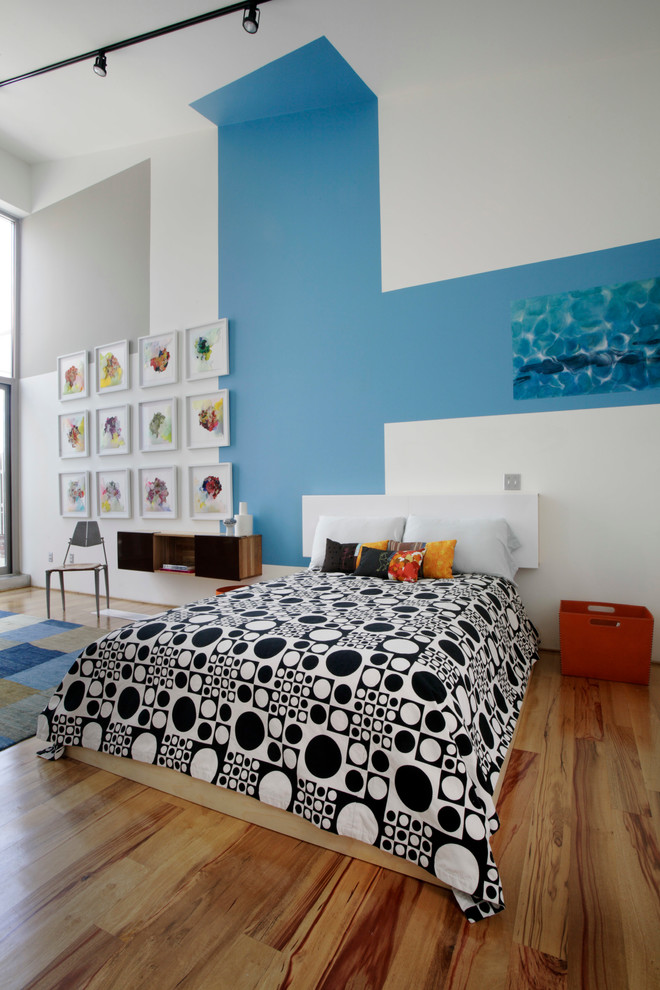 Идея дизайна: хозяйская спальня в современном стиле с разноцветными стенами и паркетным полом среднего тона