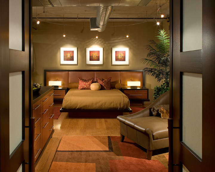 サンディエゴにある広いアジアンスタイルのおしゃれな主寝室 (白い壁、無垢フローリング、暖炉なし、茶色い床)