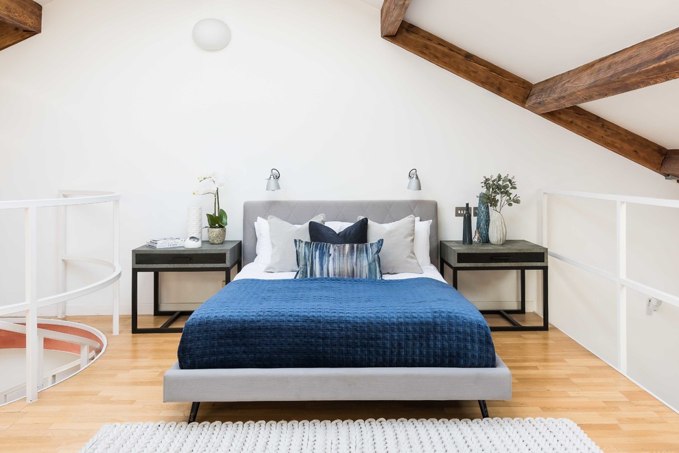 Immagine di un'In mansarda camera da letto minimal di medie dimensioni con pareti bianche