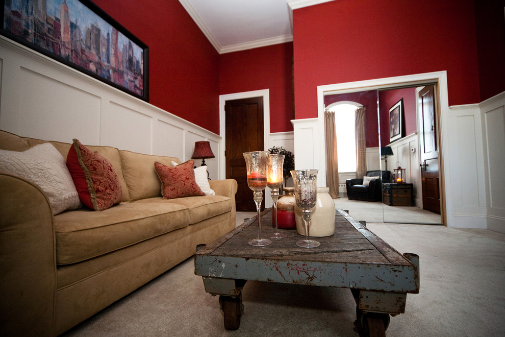 Cette image montre une chambre d'amis traditionnelle avec un mur rouge.
