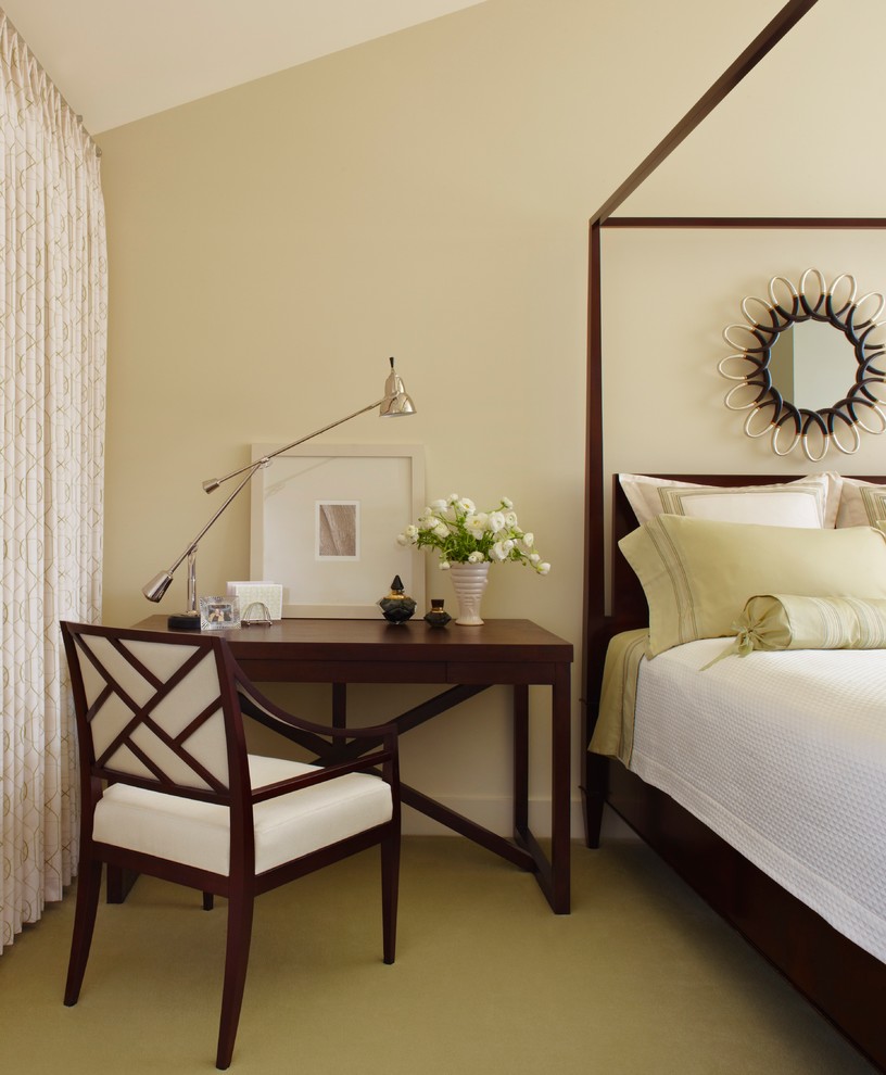 Пример оригинального дизайна: хозяйская спальня среднего размера: освещение в стиле неоклассика (современная классика) с бежевыми стенами и ковровым покрытием