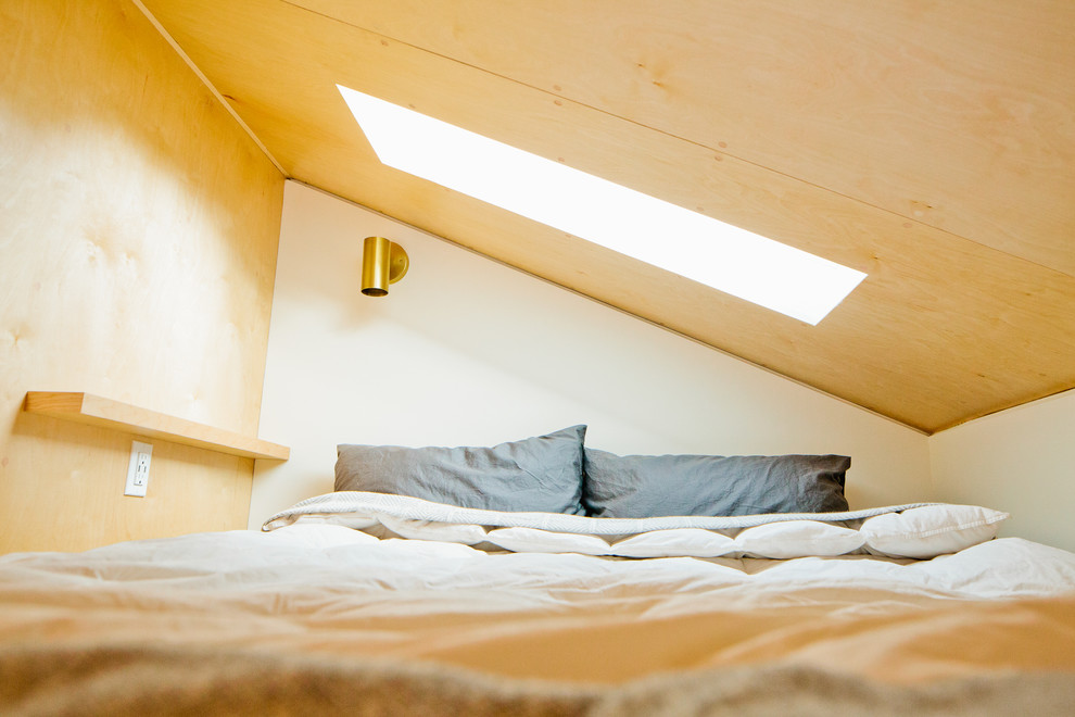 Modelo de dormitorio tipo loft pequeño sin chimenea con paredes blancas