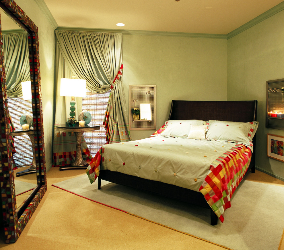 Kleines Klassisches Hauptschlafzimmer mit grüner Wandfarbe und Teppichboden in Chicago